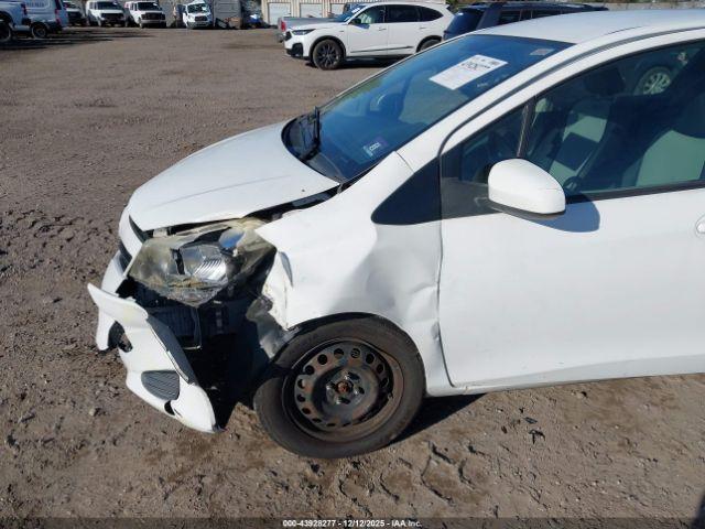 Toyota Yaris Le Image 8